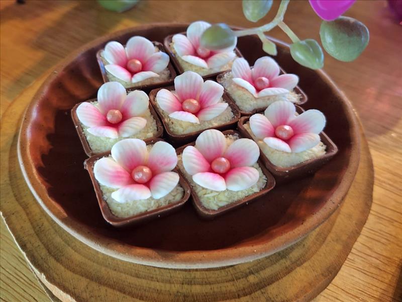 DOCES FINOS DECORADO COM FLORES DE ACORDO COM A PALETA DE CORES DA SUA FESTA!